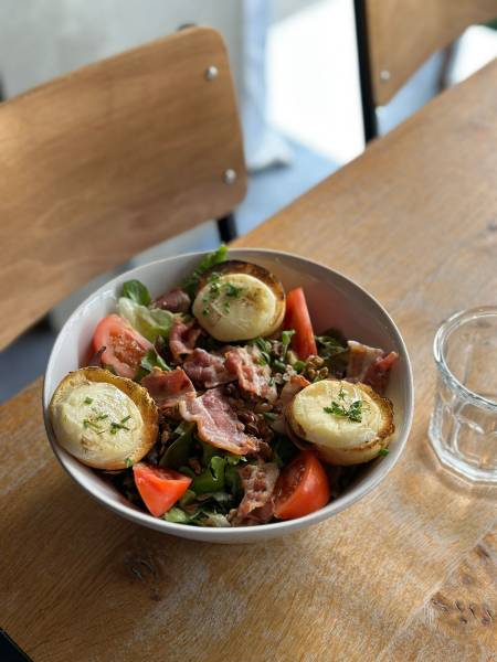 Salade de chèvre, noix, lard