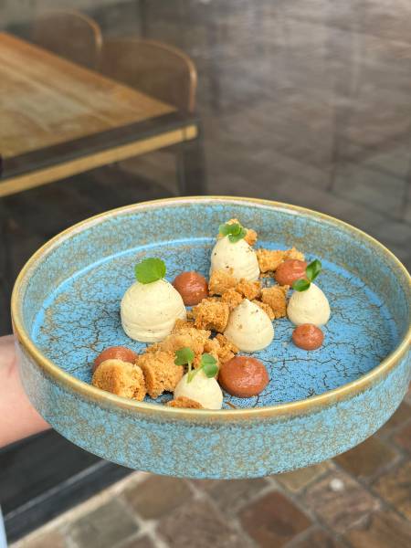 FRAISE,VANILLE, AMANDE dessert de la carte midi du restaurant-bar brass&co 